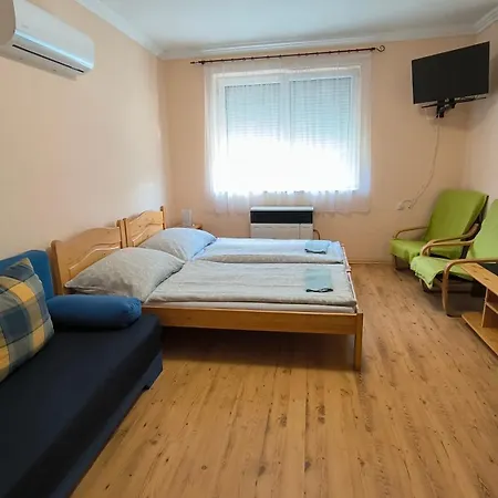 Oerveny Vendeghaz Konukevi Tiszafüred